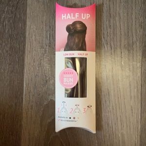 NWT- beachwaver top knot bun